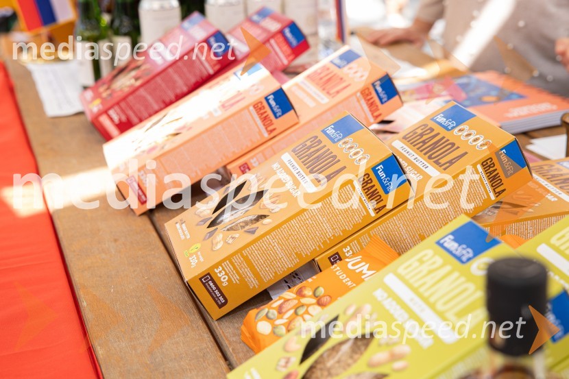 Dobrodelni bazar Mednarodnega združenja žensk - Sila