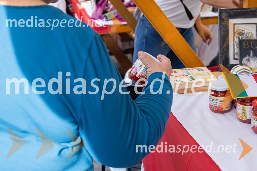 Dobrodelni bazar Mednarodnega združenja žensk - Sila