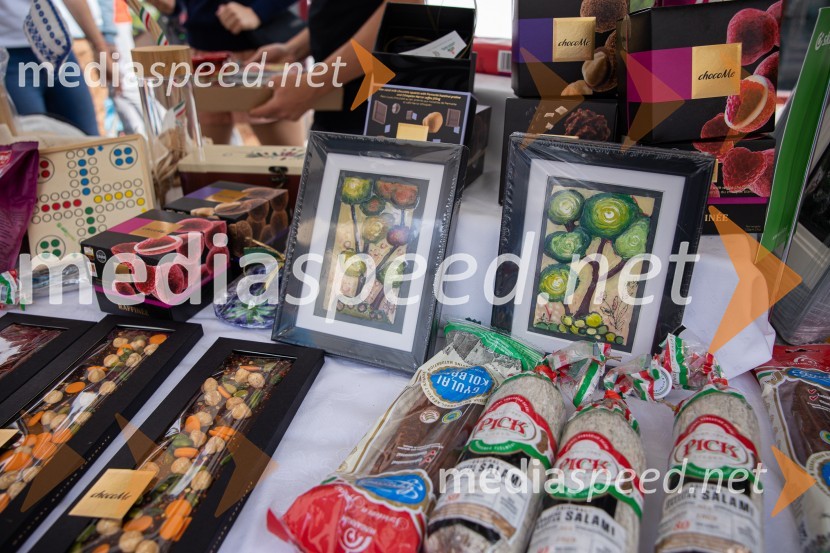 Dobrodelni bazar Mednarodnega združenja žensk - Sila