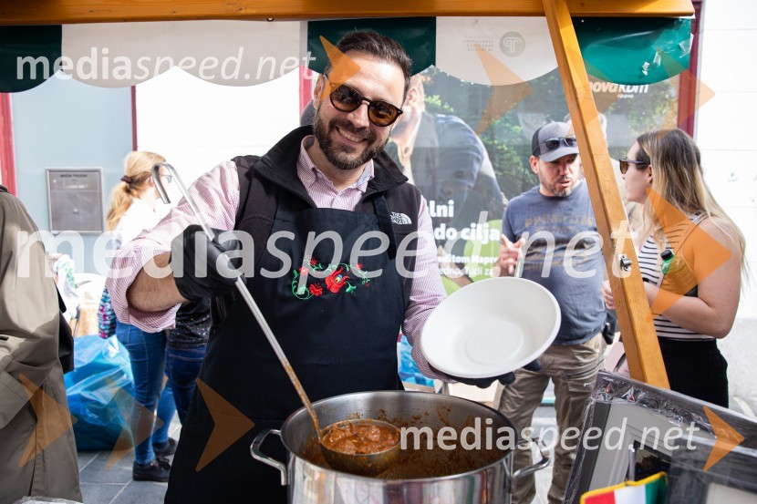 Dobrodelni bazar Mednarodnega združenja žensk - Sila