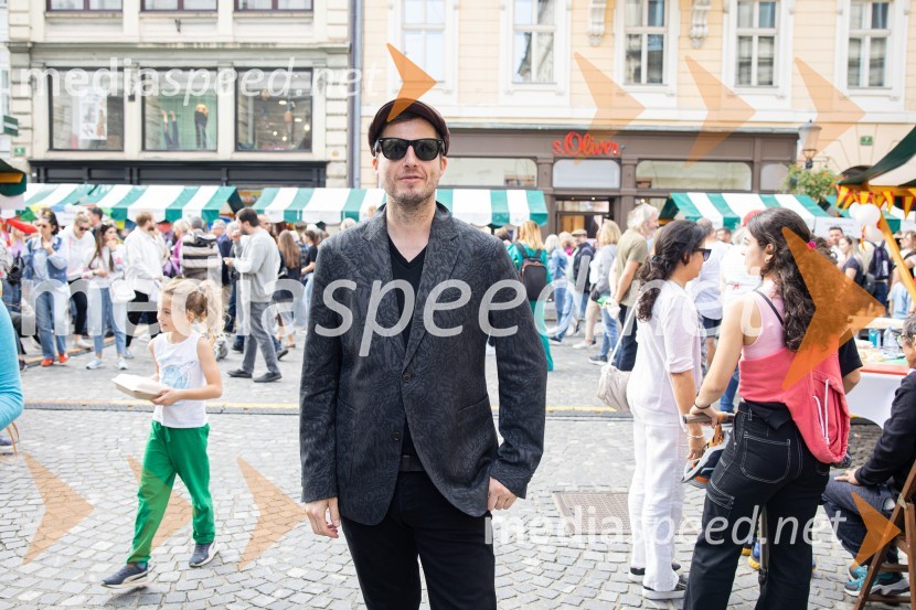 Dobrodelni bazar Mednarodnega združenja žensk - Sila