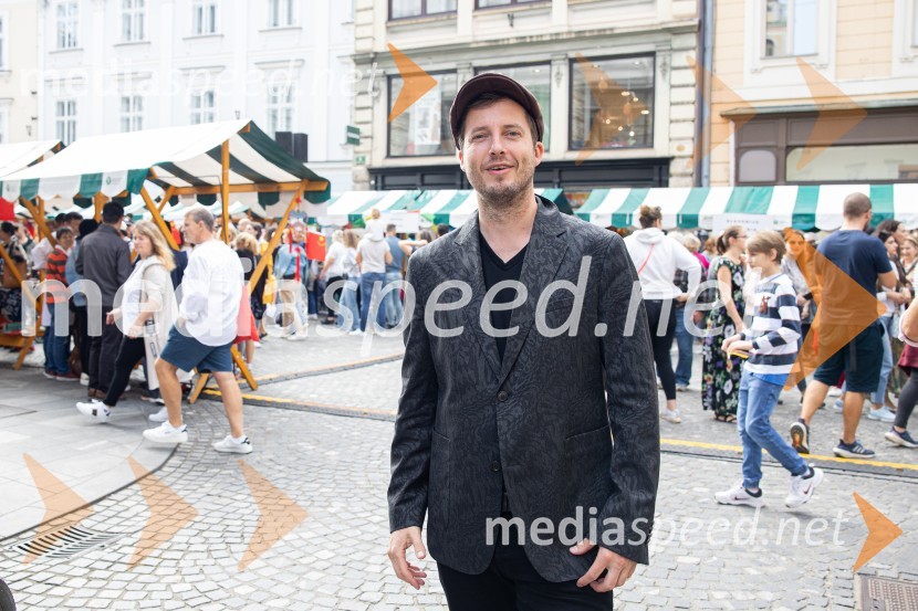 Dobrodelni bazar Mednarodnega združenja žensk - Sila