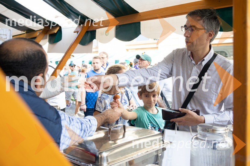 Dobrodelni bazar Mednarodnega združenja žensk - Sila