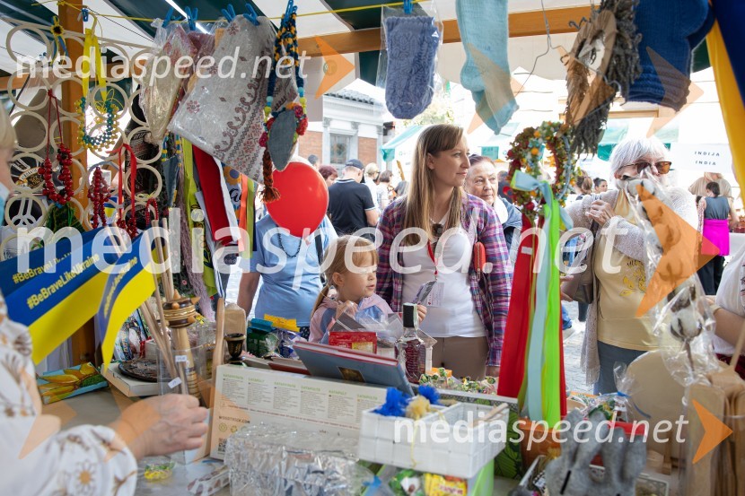 Dobrodelni bazar Mednarodnega združenja žensk - Sila