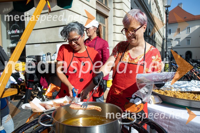 Dobrodelni bazar Mednarodnega združenja žensk - Sila