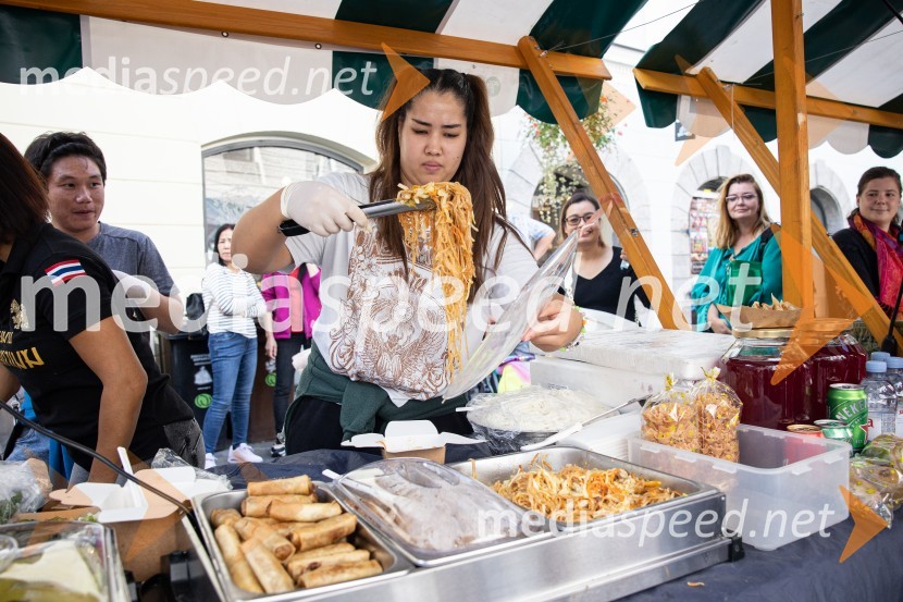 Dobrodelni bazar Mednarodnega združenja žensk - Sila