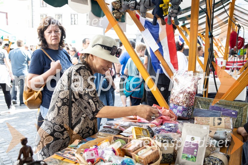 Dobrodelni bazar Mednarodnega združenja žensk - Sila