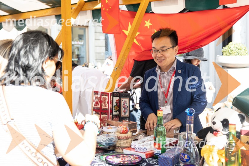 Dobrodelni bazar Mednarodnega združenja žensk - Sila