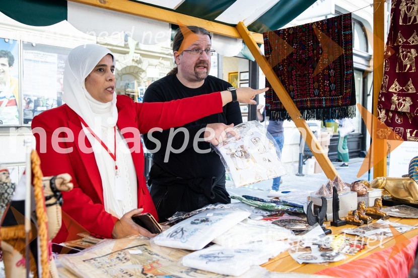 Dobrodelni bazar Mednarodnega združenja žensk - Sila