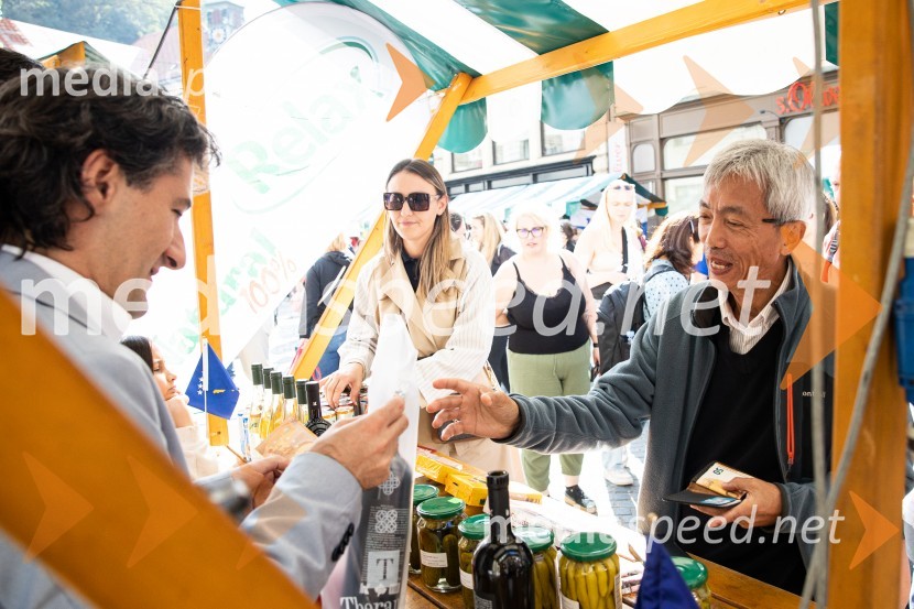 Dobrodelni bazar Mednarodnega združenja žensk - Sila