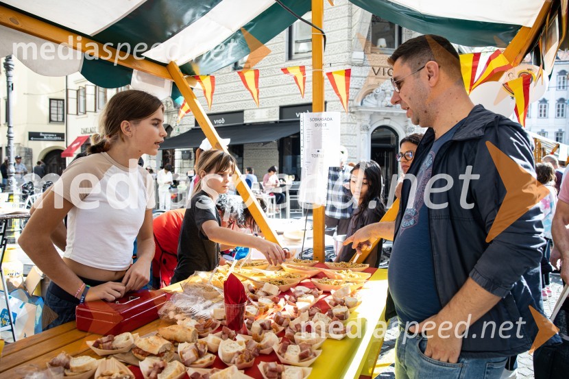 Dobrodelni bazar Mednarodnega združenja žensk - Sila
