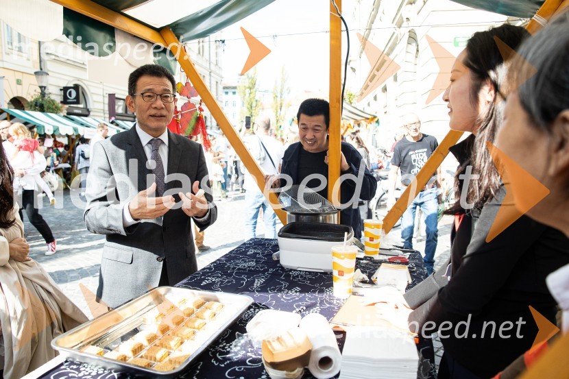 Dobrodelni bazar Mednarodnega združenja žensk - Sila