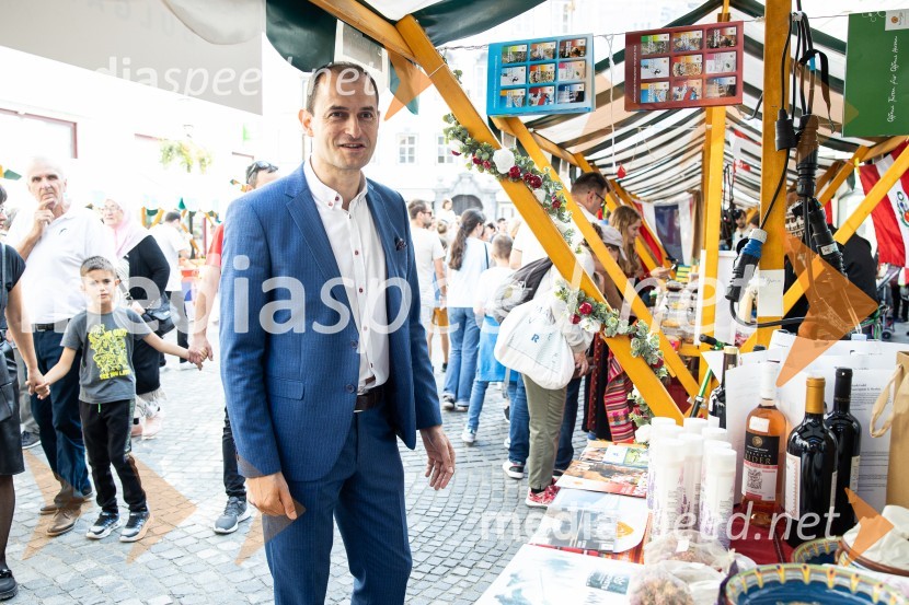 Dobrodelni bazar Mednarodnega združenja žensk - Sila