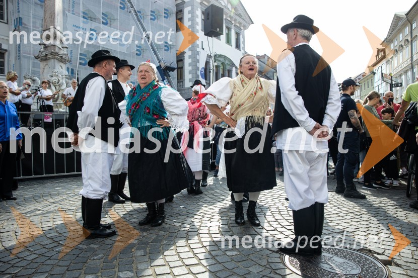 Dobrodelni bazar Mednarodnega združenja žensk - Sila