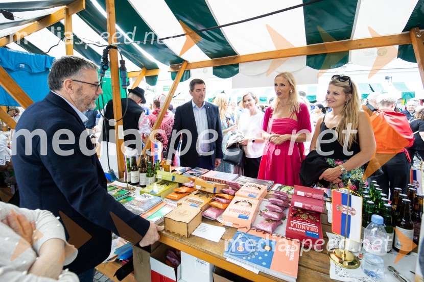 dr. Aleš Musar, lastnik Ruske dače;  Lali Sladjana Ilic, predsednica, društvo SILA IWCL - International Women's Club Ljubljana;  ... Dobrodelni bazar Mednarodnega združenja žensk - Sila