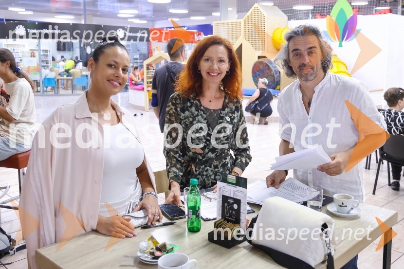  Maria Masle, pevka;  ... ;  Tomaž Klepač, pevec, radijski voditeljModna revija Vulcano models 2023