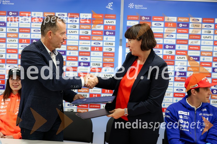  Enzo Smrekar, predsednik uprave Droge Kolinske in glavni direktor strateškega poslovnega področja v Atlantic Grupi, predsednik SZS, podpredsednik Olimpijskega komiteja Slovenije;  Nada Drobne Popović,  predsednica uprave, Petrol d.dNovinarska konferenca alpskih smučark in smučarjev, ki bodo nastopili na prvi tekmi FIS svetovnega pokala v Söldnu