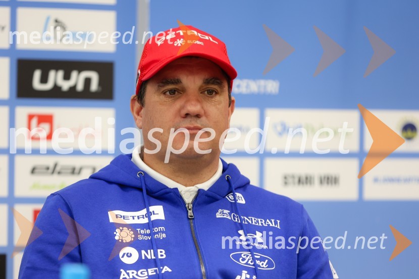  Grega Koštomaj, glavni trener ženske smučarske reprezentanceNovinarska konferenca alpskih smučark in smučarjev, ki bodo nastopili na prvi tekmi FIS svetovnega pokala v Söldnu