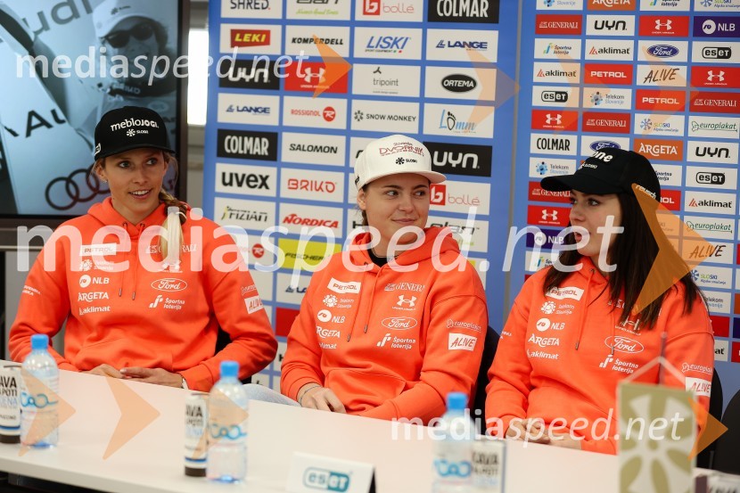  Ana Bucik Jogan, smučarka;  Neja  Dvornik, alpska smučarka;  Andreja  Slokar, smučarkaNovinarska konferenca alpskih smučark in smučarjev, ki bodo nastopili na prvi tekmi FIS svetovnega pokala v Söldnu