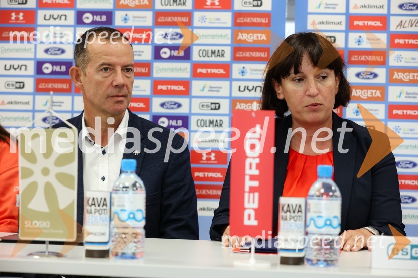  Enzo Smrekar, predsednik uprave Droge Kolinske in glavni direktor strateškega poslovnega področja v Atlantic Grupi, predsednik SZS, podpredsednik Olimpijskega komiteja Slovenije;  Nada Drobne Popović,  predsednica uprave, Petrol d.dNovinarska konferenca alpskih smučark in smučarjev, ki bodo nastopili na prvi tekmi FIS svetovnega pokala v Söldnu