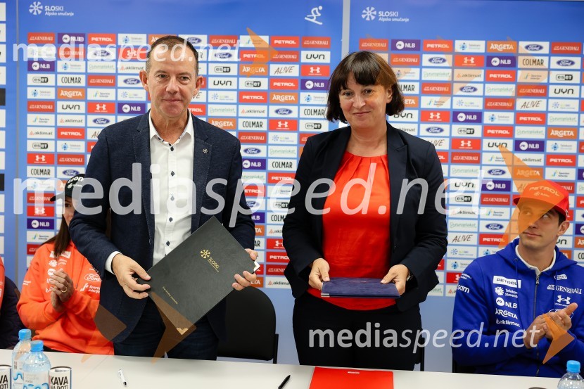  Enzo Smrekar, predsednik uprave Droge Kolinske in glavni direktor strateškega poslovnega področja v Atlantic Grupi, predsednik SZS, podpredsednik Olimpijskega komiteja Slovenije;  Nada Drobne Popović,  predsednica uprave, Petrol d.dNovinarska konferenca alpskih smučark in smučarjev, ki bodo nastopili na prvi tekmi FIS svetovnega pokala v Söldnu