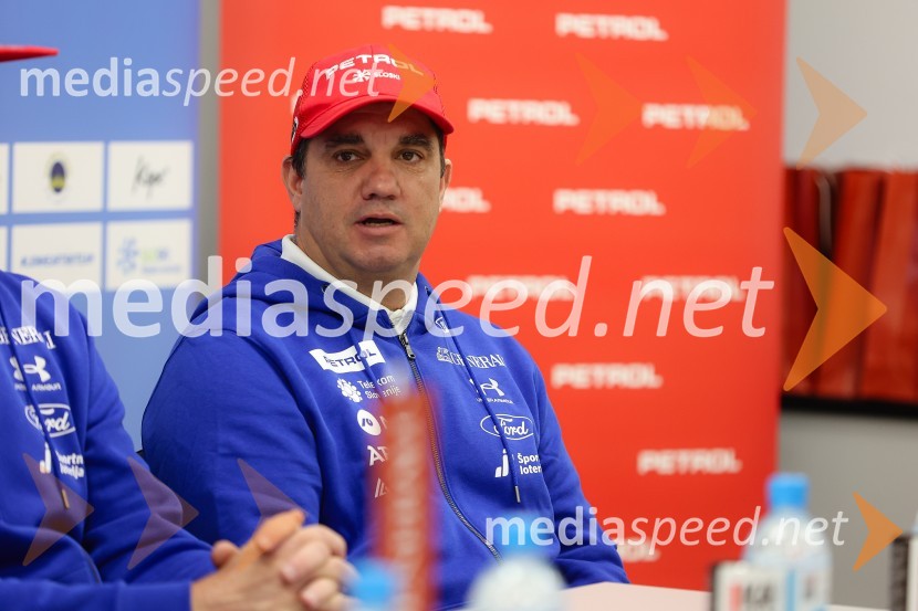  Grega Koštomaj, glavni trener ženske smučarske reprezentanceNovinarska konferenca alpskih smučark in smučarjev, ki bodo nastopili na prvi tekmi FIS svetovnega pokala v Söldnu