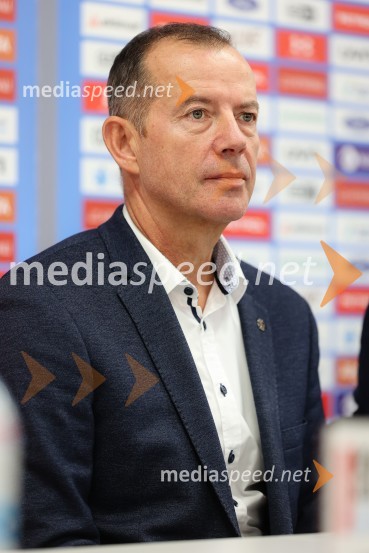  Enzo Smrekar, predsednik uprave Droge Kolinske in glavni direktor strateškega poslovnega področja v Atlantic Grupi, predsednik SZS, podpredsednik Olimpijskega komiteja SlovenijeNovinarska konferenca alpskih smučark in smučarjev, ki bodo nastopili na prvi tekmi FIS svetovnega pokala v Söldnu