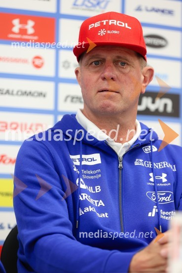  Klemen Bergant, odgvorni trener za tehnične discipline za svetovni pokalNovinarska konferenca alpskih smučark in smučarjev, ki bodo nastopili na prvi tekmi FIS svetovnega pokala v Söldnu