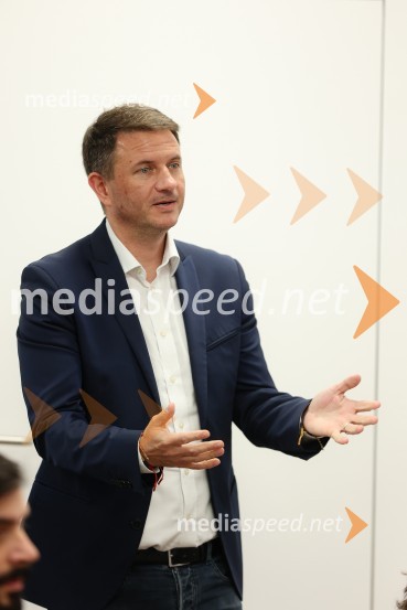 Novinarska konferenca alpskih smučark in smučarjev, ki bodo nastopili na prvi tekmi FIS svetovnega pokala v Söldnu