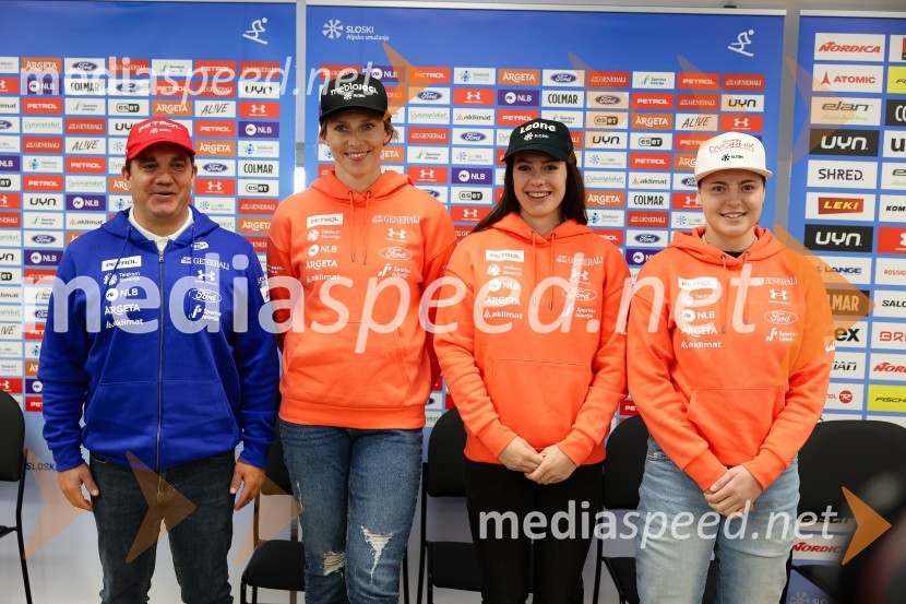  Grega Koštomaj, glavni trener ženske smučarske reprezentance;  Ana Bucik Jogan, smučarka;  Andreja  Slokar, smučarka;  Neja  Dvornik, alpska smučarkaNovinarska konferenca alpskih smučark in smučarjev, ki bodo nastopili na prvi tekmi FIS svetovnega pokala v Söldnu