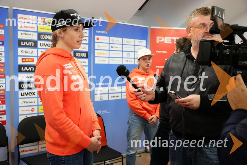  Ana Bucik Jogan, smučarkaNovinarska konferenca alpskih smučark in smučarjev, ki bodo nastopili na prvi tekmi FIS svetovnega pokala v Söldnu