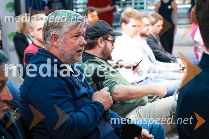 Novinarska konferenca, Porsche ID Hub