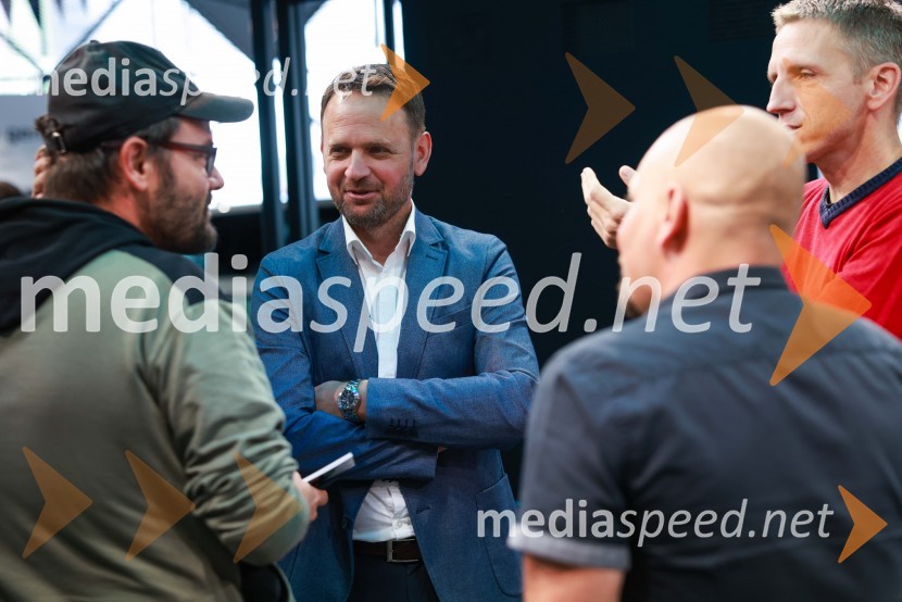 Novinarska konferenca, Porsche ID Hub