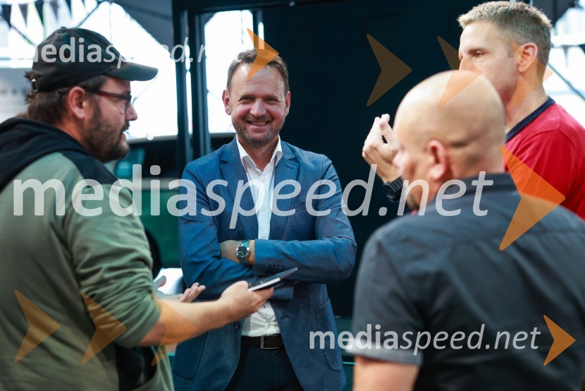 Novinarska konferenca, Porsche ID Hub