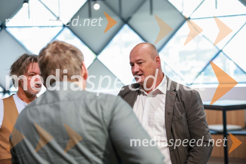 Novinarska konferenca, Porsche ID Hub