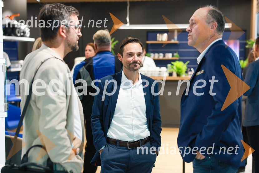 Novinarska konferenca, Porsche ID Hub