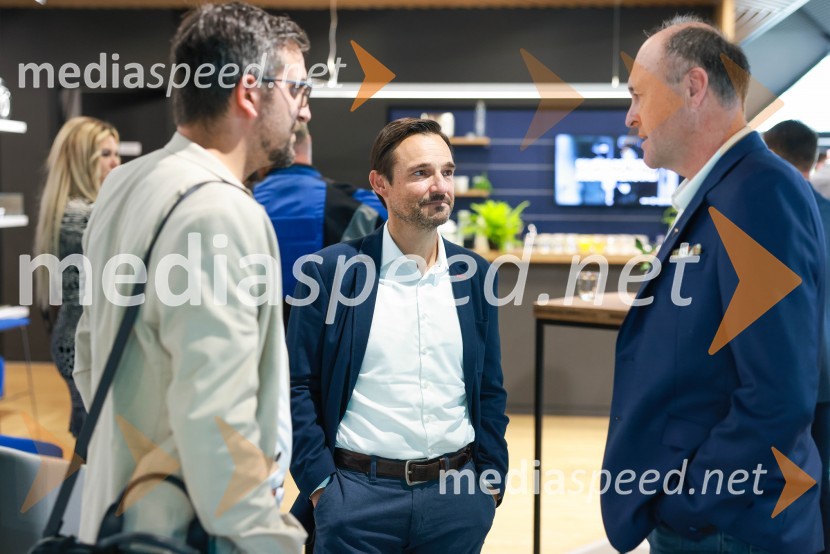 Novinarska konferenca, Porsche ID Hub