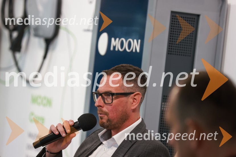 Novinarska konferenca, Porsche ID Hub