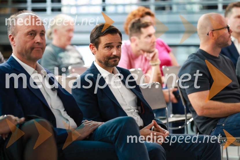 Novinarska konferenca, Porsche ID Hub