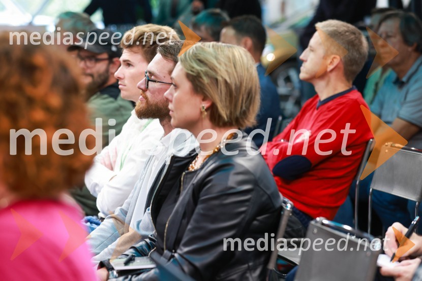 Novinarska konferenca, Porsche ID Hub