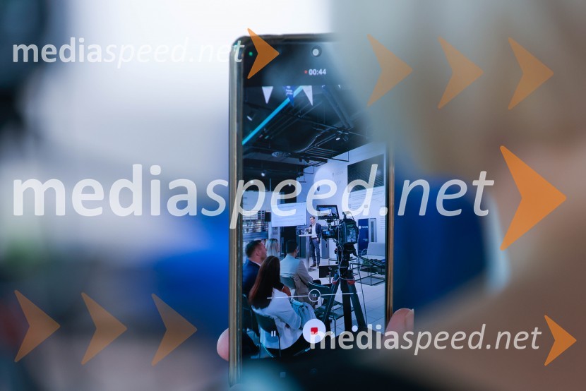 Novinarska konferenca, Porsche ID Hub