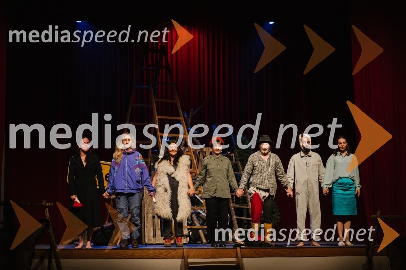  Tamara Avguštin, igralka;  Ivana Percan Kodarin, igralka;  Marjuta  Slamič, igralka;  Mojca Madon, režiserka;  Žiga Saksida, igralec;  Blaž Šef, igralec;  Maja Poljanec, igralkaUmirajoči bog Triglav, premiera, SNG Nova Gorica