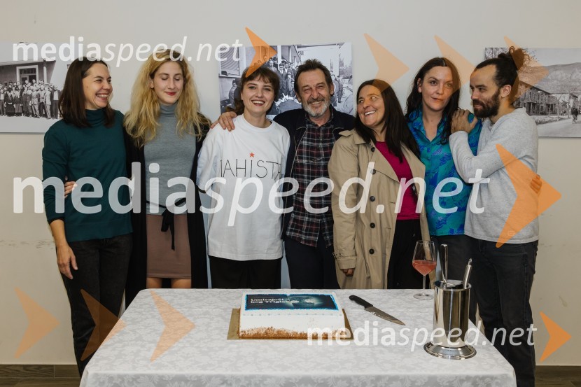  Maja Poljanec, igralka;  Ivana Percan Kodarin, igralka;  Mojca Madon, režiserka;  Žiga Saksida, igralec;  Marjuta  Slamič, igralka;  Tamara Avguštin, igralka;  Blaž Šef, igralecUmirajoči bog Triglav, premiera, SNG Nova Gorica