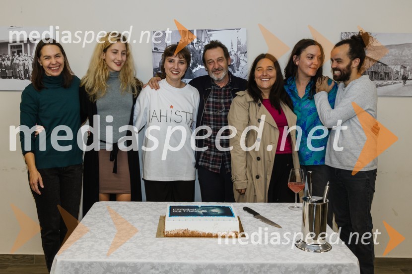  Maja Poljanec, igralka;  Ivana Percan Kodarin, igralka;  Mojca Madon, režiserka;  Žiga Saksida, igralec;  Marjuta  Slamič, igralka;  Tamara Avguštin, igralka;  Blaž Šef, igralecUmirajoči bog Triglav, premiera, SNG Nova Gorica