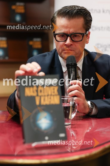  Jure Godler, televizijski voditeljDruženje z Juretom Godlerjem ob izidu romana Naš človek v kafani