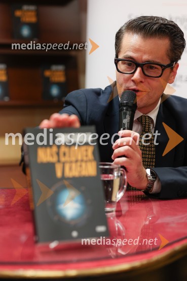  Jure Godler, televizijski voditeljDruženje z Juretom Godlerjem ob izidu romana Naš človek v kafani