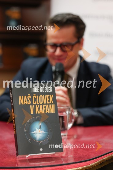  Jure Godler, televizijski voditeljDruženje z Juretom Godlerjem ob izidu romana Naš človek v kafani
