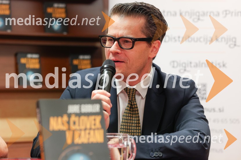  Jure Godler, televizijski voditeljDruženje z Juretom Godlerjem ob izidu romana Naš človek v kafani