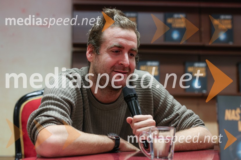  Anže TomičDruženje z Juretom Godlerjem ob izidu romana Naš človek v kafani