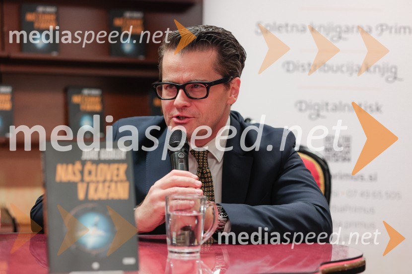  Jure Godler, televizijski voditeljDruženje z Juretom Godlerjem ob izidu romana Naš človek v kafani